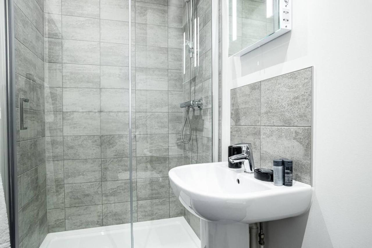 Two Bedroom - Central Peterborough Apartment - Bayard Apartments Exterior foto